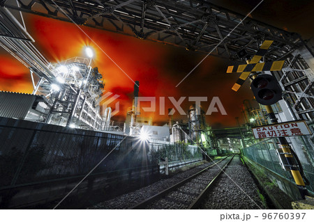 川崎の工場夜景　フレアスタック現象によって赤く染まる空【神奈川県・川崎市】 96760397