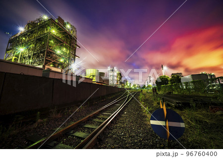 千鳥町・貨物ヤード前の工場夜景　フレアスタック現象によって赤く染まる空【神奈川県・川崎市】 96760400