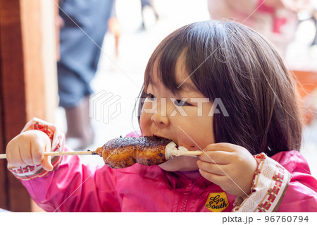 五平餅を頬張る女の子 五平餅を頬張る女の子 96760794