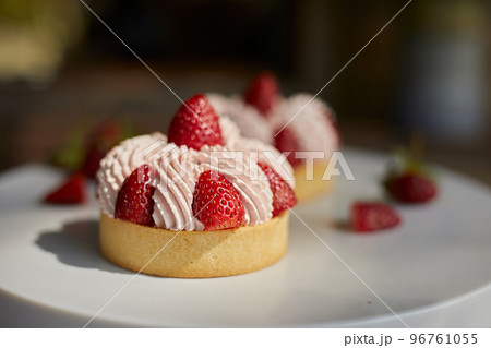 Close up strawberry tarts 96761055