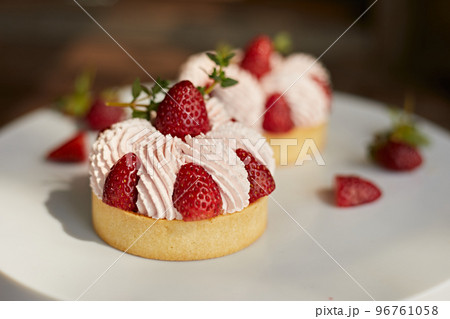 Close up strawberry tarts 96761058