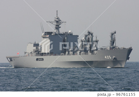 2009年の観艦式に参加した、補給艦AOE-425ましゅう 96761155