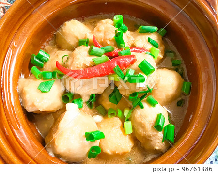 中国家庭料理・葱油芋艿煲(里芋の葱ソース土鍋煮) 中国家庭料理・葱油芋艿煲(里芋の葱ソース土鍋煮) 96761386