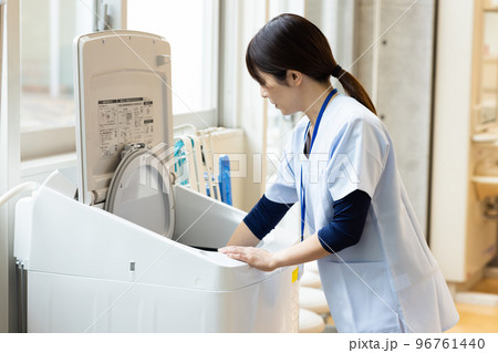 スクラブを着た医療従事者 96761440