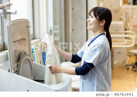 スクラブを着た医療従事者 96761441