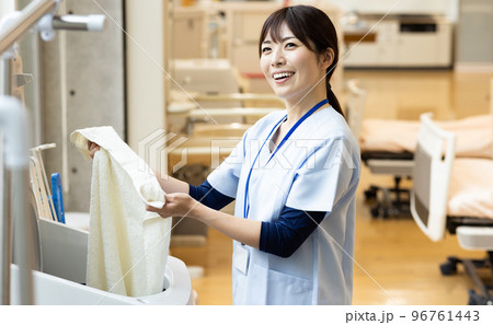スクラブを着た医療従事者 スクラブを着た医療従事者 96761443