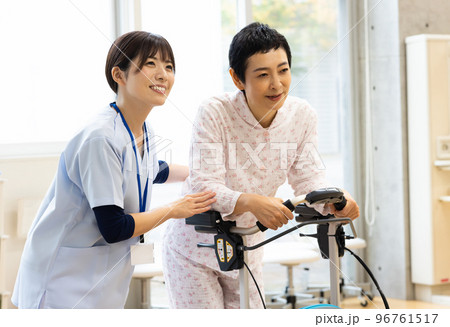 リハビリをする患者と医療従事者 96761517
