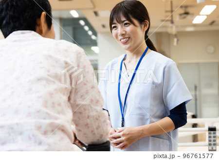 リハビリをする患者と医療従事者 96761577