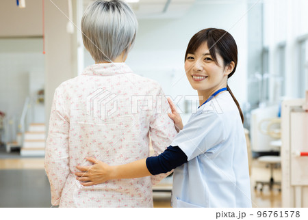 リハビリをする患者と医療従事者 リハビリをする患者と医療従事者 96761578