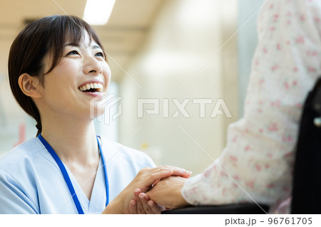 手を握る医療従事者と患者 96761705