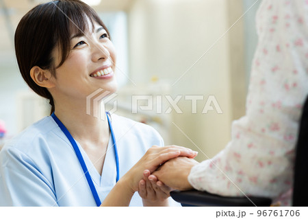 手を握る医療従事者と患者 96761706