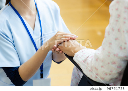 手を握る患者と医療従事者 96761723