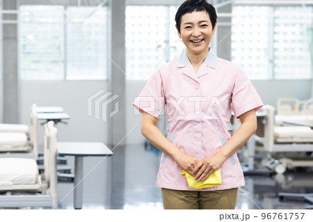 ベッドメイクをする女性 96761757