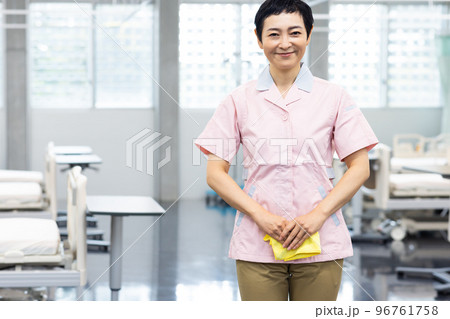 ベッドメイクをする女性 ベッドメイクをする女性 96761758