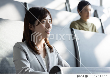 セミナーに参加するビジネスウーマン 96761777