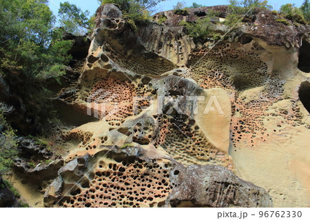 高池の虫喰岩 96762330