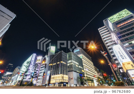 心斎橋 御堂筋新橋交差点 【大阪市】2021年4月 夜景 心斎橋 御堂筋新橋交差点 【大阪市】2021年4月 夜景 96762680