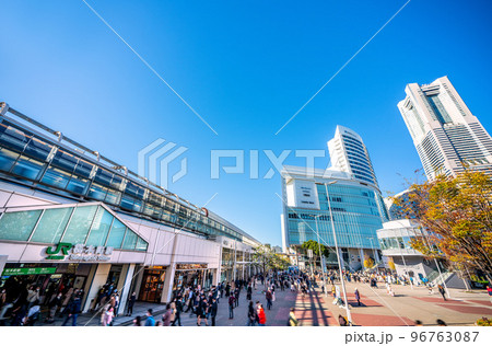 日本の横浜都市景観　桜木町駅。多くの人出や秋晴れに映える横浜ランドマークタワー 96763087