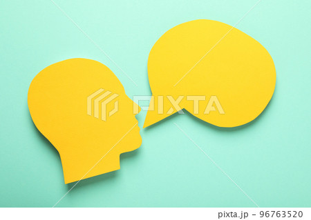 Concept of important announcement with empty speech bubble and head 96763520