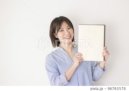 白いノートを持つ女性 白いノートを持つ女性 96763578