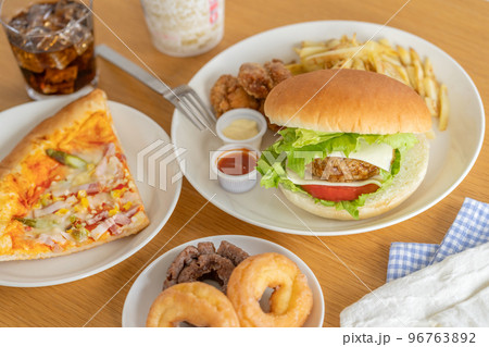 テーブルの上のハンバーガー ピザ ドーナツ カップ麺 コーラ テーブルの上のハンバーガー ピザ ドーナツ カップ麺 コーラ 96763892