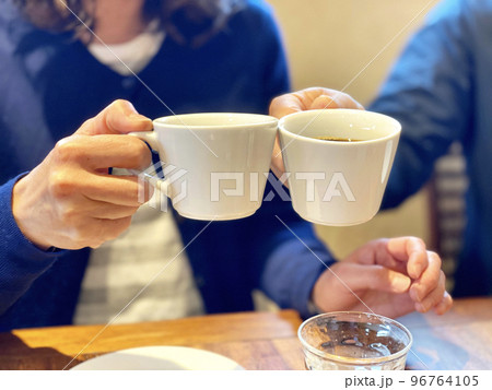 コーヒーカップで乾杯する2人の手 コーヒーカップで乾杯する2人の手 96764105