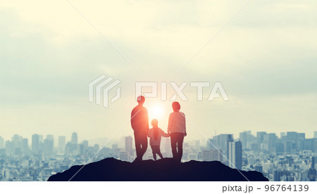 都市を眺める親子 都市を眺める親子 96764139