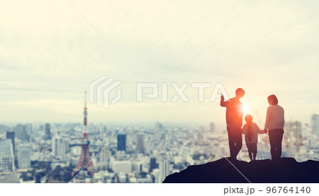 都市を眺める親子 96764140