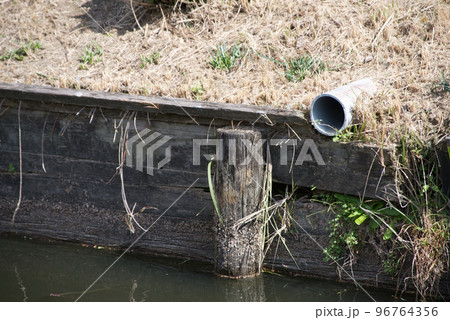 公園の排水管 96764356