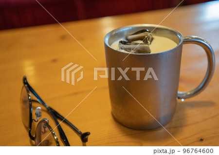 金属製のマグカップで飲むアイスコーヒー 金属製のマグカップで飲むアイスコーヒー 96764600