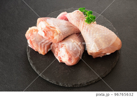 黒い背景のチキンドラムスティック 黒い背景のチキンドラムスティック 96765632