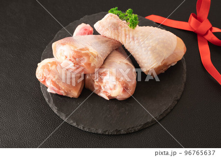 黒い背景のチキンドラムスティック 黒い背景のチキンドラムスティック 96765637