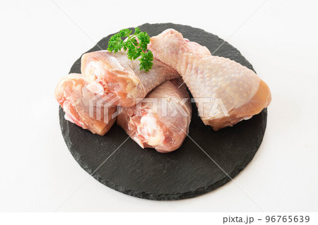 白い背景のチキンドラムスティック 96765639