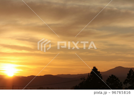 11月の寒い朝焼け空 11月の寒い朝焼け空 96765816