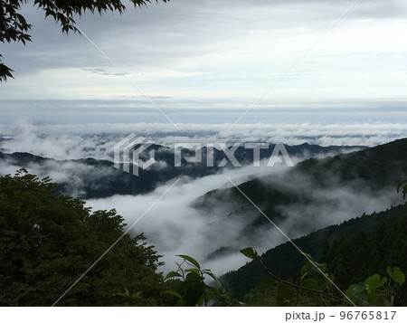 御岳山民宿町久保田で撮った秋の雨の朝、御岳山北側の谷に広がる雲海と雲海に浮かぶ山々の尾根 御岳山民宿町久保田で撮った秋の雨の朝、御岳山北側の谷に広がる雲海と雲海に浮かぶ山々の尾根 96765817