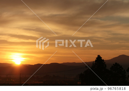 11月の寒い朝焼け空 11月の寒い朝焼け空 96765818