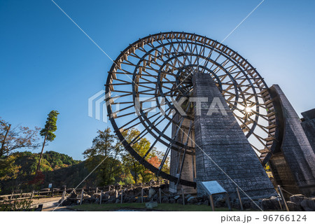 《岐阜県》恵那市　道の駅おばあちゃん市・山岡の日本一大きな木製水車 96766124