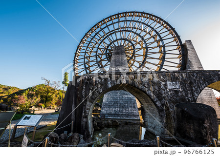 《岐阜県》恵那市　道の駅おばあちゃん市・山岡の日本一大きな木製水車 96766125