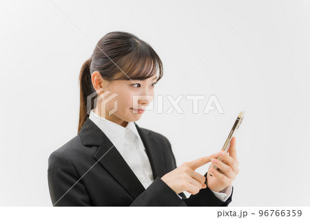 スマートフォンを操作するスーツ姿の若い女性 96766359