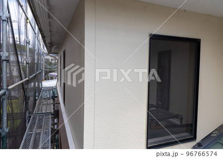 築25年の一戸建ての屋根外壁工事のため設置された足場 96766574