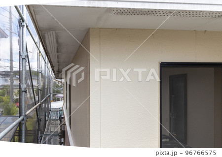 築25年の一戸建ての屋根外壁工事のため設置された足場 96766575
