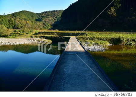 ふるさとの風景　四万十川上流高樋（たかひ）の沈下橋 96766702