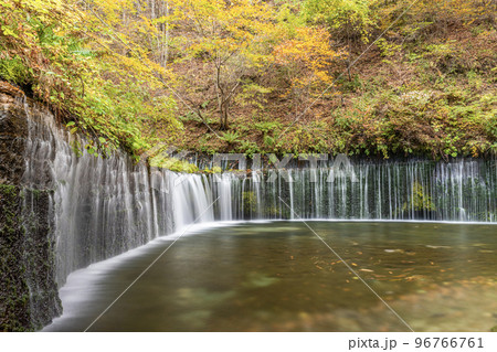 長野県軽井沢町 紅葉が見頃の観光スポット「白糸の滝」 長野県軽井沢町 紅葉が見頃の観光スポット「白糸の滝」 96766761