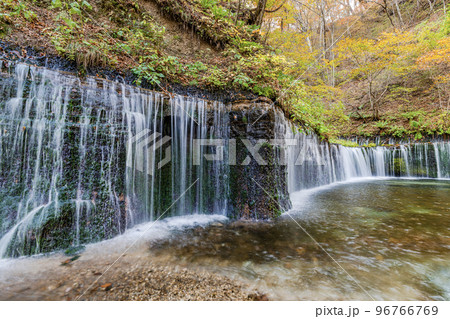 長野県軽井沢町　紅葉が見頃の観光スポット「白糸の滝」 96766769
