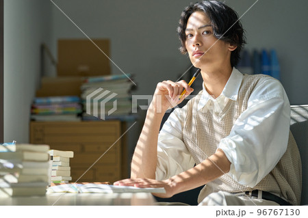 窓辺で勉強をする若い男性 96767130