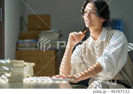 窓辺で勉強をする若い男性 窓辺で勉強をする若い男性 96767132