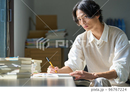 窓辺で勉強をする若い男性 窓辺で勉強をする若い男性 96767224