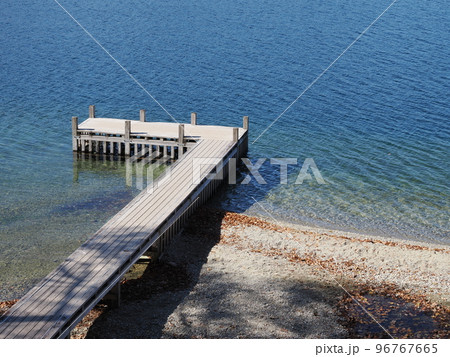 奥日光　イタリア大使館別荘から見る中禅寺湖の桟橋 96767665
