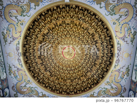 Elaborate sculptures of golden dragon on ceiling design of Wat thamma katanyu or Tham Katanya Shrine Foundation (Sian Lor Tai Tian Gong). 96767770