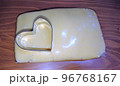 クッキー生地とハートの型 96768167